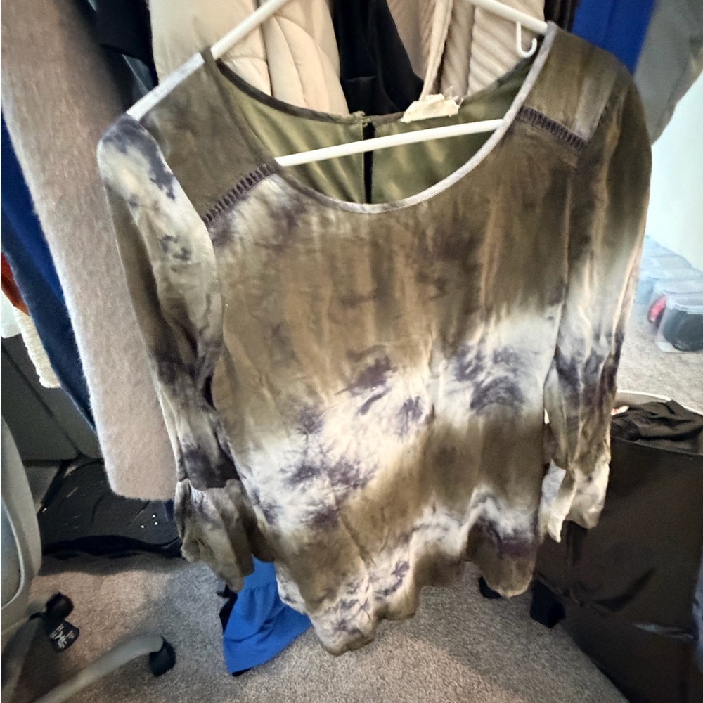 entro Olive and Gray Tie-Dye Scoop Neck Top